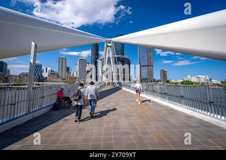 Brisbane, QLD, Australia - persone che attraversano il nuovo ponte Neville Bonner Foto Stock