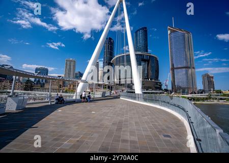 Brisbane, QLD, Australia - persone che attraversano il nuovo ponte Neville Bonner Foto Stock