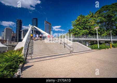 Brisbane, QLD, Australia - persone che attraversano il nuovo ponte Neville Bonner Foto Stock