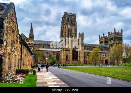 La cattedrale di Durham, un edificio classificato di grado i, è la sede del vescovo di Durham. Visto qui da Palace Green, Durham, Inghilterra, Regno Unito. Foto Stock