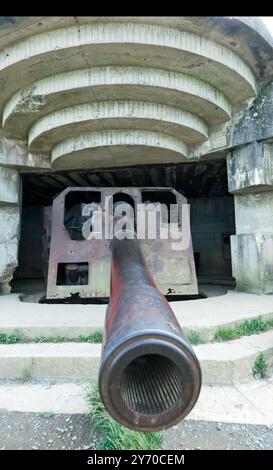 Primo piano di un progetto M272, casematte tedesche, a Longues-sur-Mer batterie, con il cannone navale TbtsK C/36 da 15 cm. Foto Stock