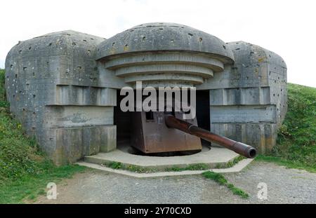 Primo piano di un progetto M272, casematte tedesche, a Longues-sur-Mer batterie, con il cannone navale TbtsK C/36 da 15 cm. Foto Stock