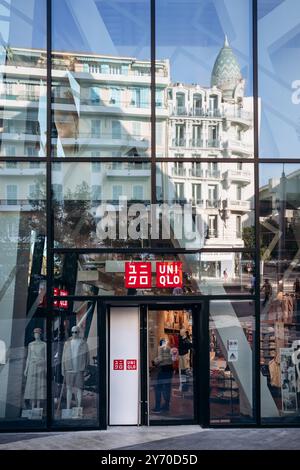 Nizza, Francia - 27 luglio 2024: Negozio Uniqlo nel centro di Nizza Foto Stock