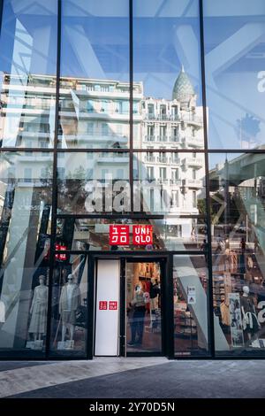 Nizza, Francia - 27 luglio 2024: Negozio Uniqlo nel centro di Nizza Foto Stock