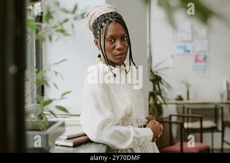 Donna d'affari afroamericana fiduciosa che posa per un ritratto in ufficio Foto Stock