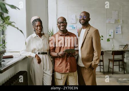 Ritratto di una squadra afroamericana sorridente che posa per una foto in un ufficio moderno Foto Stock