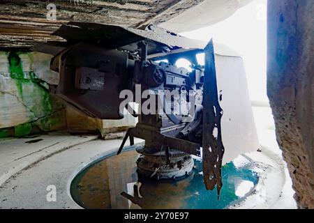 Vista dall'interno di un modello M272, casematte tedesche, presso la batteria Longues-sur-Mer, che mostra il cannone navale TbtsK C/36 da 15 cm Foto Stock