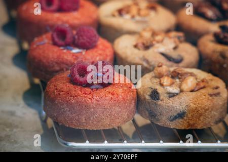 Pasticceria francese fresca e deliziosa in una vetrina di pasticceria Foto Stock