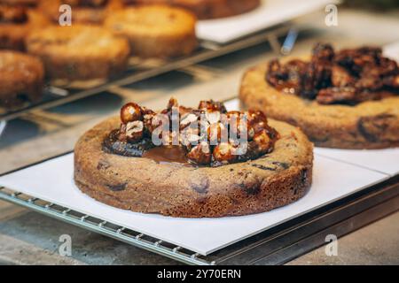 Pasticceria francese fresca e deliziosa in una vetrina di pasticceria Foto Stock