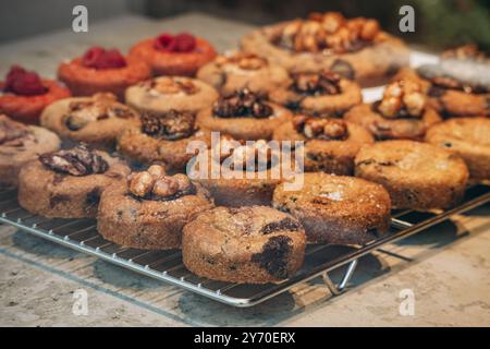 Pasticceria francese fresca e deliziosa in una vetrina di pasticceria Foto Stock