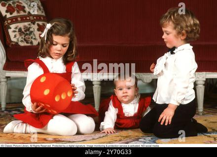 Principessa ereditaria Vittoria di Svezia. Nella foto con sua sorella la principessa Madeleine e il fratello principe Carlo Filippo 1982. Foto Stock