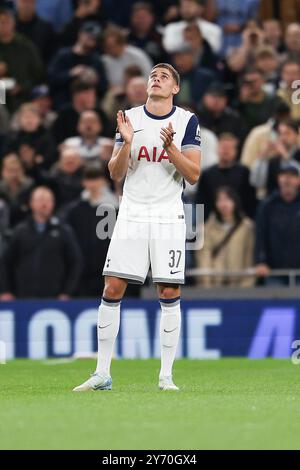 Londra, Regno Unito. 26 settembre 2024. Il difensore del Tottenham Hotspur Micky van de Ven (37) durante la partita del Tottenham Hotspur FC contro Qarabag FK Europa League turno 1 al Tottenham Hotspur Stadium, Londra, Inghilterra, Regno Unito il 26 settembre 2024 Credit: Every Second Media/Alamy Live News Foto Stock