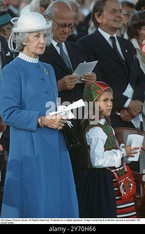 La principessa Vittoria e la principessa Lilian celebrano la giornata nazionale svedese a Skansen a Stoccolma, il 6 giugno 1984. Sullo sfondo il primo ministro Olof Palme. Foto Stock