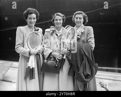 UNSUCCESFUL WIGHTMAN CUP SQUADRA DI CASA . I membri della squadra di tennis della Wightman Cup britannica, che non ha avuto successo, sono arrivati a Southampton a bordo della Queen Mary' from America. Da sinistra a destra ;- Signora . MOLLY BLAIR : SIGNORA . MENZIES ( ex Kay Stammers ) , capitano non giocante : e MISS JEAN QUERTIER . 20 settembre 1949 Foto Stock