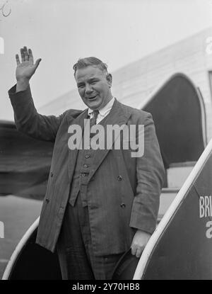 L'ETERNO CIVILE VOLA A CEYLON SPERA DI INCONTRARE GLI UOMINI DELL'AMETISTA. W.J. EDWARDS , M.P., ht Civil Lord dell'Ammiragliato . Ha lasciato l'aeroporto di Londra per una visita ufficiale a Ceylon , dove visiterà gli stabilimenti navali di Colombo e Trincomalee . Mentre si trova a Ceylon , il Signore civile assisterà alla cerimonia di consegna al governo di Ceylon di H.M.S. FLYINGFISH , un dragamine della flotta . Spera inoltre di poter incontrare la compagnia di H.M.S. Amethyst , la fregata fuggita dai comunisti cinesi nel fiume Yangtse , quando arrivò a Colombo . L'IMMAGINE MOSTRA:- Mr. W.J. EDWARDS Foto Stock