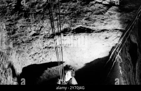 L'immagine di oggi di un rifugiato che viene rimosso dalle tane di fuga scavate nel tunnel da Berlino Ovest a Berlino Est ; a blocco e a tiro . Il tunnel è stato avviato nella cantina di un condominio a Bernauerstrasse , e un totale di 57 rifugiati provenienti da Berlino Est vi sono fuggiti . 5 ottobre 1964 Foto Stock