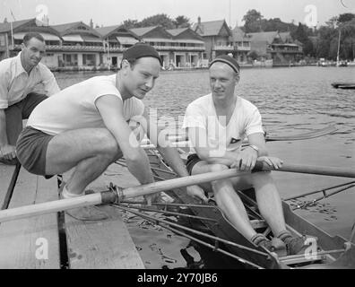 I DANESI VINCONO IL DOPPIO SCULLS A HENLEY E.W. Parsner e A. Larsen ( D.F.D.S. Rowing Club, Danimarca ) vincono il doppio Sculls a Henley Royal Regatta 0 ultimo giorno della Regata - sconfiggendo J.B. Brown e K.W. Tinegate ( Loughborough Boat Club ) in finale. LA FOTO MOSTRA:- E.W. PASNER (arco) e A. LASEN (stoke) dopo la loro vittoria a Henley . 2 luglio 1949 Foto Stock