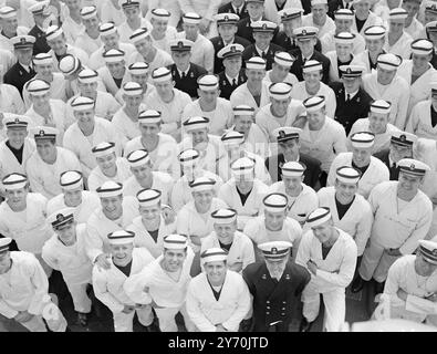 SORRISI DEL MARE guidati dalla corazzata MISSOURI -- a bordo della quale venne firmata la resa giapponese nella baia di Tokyo -- lo squadrone di addestramento della Marina degli Stati Uniti , composto da dieci navi , giunse a Spithead per una visita di otto giorni a Portsmouth . Questa è la prima visita in Inghilterra del Missouri da 45 000 tonnellate , l'unica nave da guerra statunitense in servizio attivo , che batte la bandiera del contrammiraglio A. E. Smith . Con lei ci sono cinque cacciatorpediniere e quattro posamine veloci . Oltre alle navi della compagnia, per un totale di 5.000 ufficiali e uomini, con lo squadrone per una crociera di addestramento di sei settimane Foto Stock