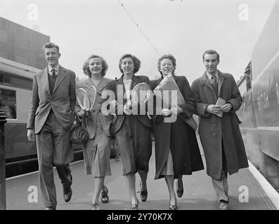 GIOCATORI DI TENNIS BRITANNICI fuori DAI CAMPIONATI FRANCESI giocatori britannici che devono competere nei campionati francesi di tennis visti alla Victoria Station di Londra , mentre sono partiti per la Francia . Da sinistra a destra è :- G.D. OALKEY : Miss JOY GANNON: Miss JEAN QUERTIER ; Miss JOAN CURRY : and A.G. ( Paddy) ROBERTS . I campionati iniziano il 18 maggio . 16 maggio 1949 Foto Stock