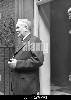 SIG. CHIFLEY AL PARTITO SHERRY di PREMIER gli statisti del Commonwealth che sono venuti a Londra per la Conferenza del Commonwealth si sono incontrati per la prima volta quando hanno partecipato ad un partito Sherry dato dal signor . Clement Attlee , primo ministro britannico , al numero 10 di Downing Street . L'IMMAGINE MOSTRA ;- Mr . JOSEPH CHIFLEY , primo ministro australiano , giungendo al numero 10 di Downing Street per il partito . 21 aprile 1949 Foto Stock