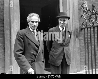 PANDIT NEHRU ALLA PARTE SHERRY DI PREMIER gli statisti del Commonwealth che sono venuti a Londra per la Conferenza del Commonwealth si sono incontrati per la prima volta quando hanno partecipato ad un partito Sherry dato dal signor . Clement Attlee , primo ministro britannico , al numero 10 di Downing Street . L' alto Commissario indiano a Londra , KRISHNA MENON , che arriva al numero . 10 Downing Street per la festa. 21 aprile 1949 Foto Stock