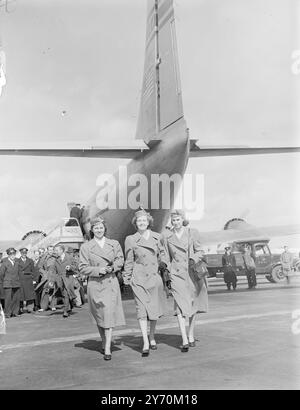 VOLARONO SU Una ' NUVOLA ' membri dell'equipaggio nani dalla pinna gigante del più grande e veloce aeroplano commerciale del mondo - il Pan American World Airways America - Class Clipper # Flying Cloud' all'arrivo all'aeroporto di Londra dopo il viaggio inaugurale dell'aereo. DA SINISTRA A DESTRA - MARY LYNCH , da Glasgow ; ELLEN MURDOCH da Auchinleck Ayrshire ; e NORMA NEWTON , da New York . In precedenza hostess , ma promossa portineria per questo volo Miss Murdoch , di 27 anni , ha trascorso quasi 5.000 ore in volo . 4 aprile 1949 Foto Stock