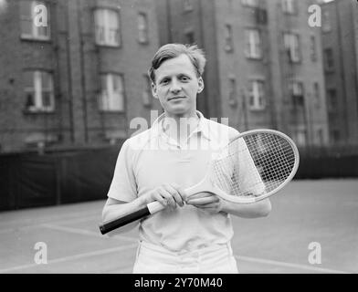 LEWIS OTTIENE IL " CAP " DELLA COPPA DAVIS Tim Lewis , ventitreenne Bachelor of Arts dell' Università di Cambridge e uno studente di medicina al Westminster Hospital (Londra ) ha guadagnato la sua prima convocazione internazionale venendo selezionato per la squadra di tennis della Coppa Davis britannica per incontrare il Portogallo a Lisbona il 29 e 30 aprile e il 1° maggio . Lewis , che è venuto da Cambridge meno di un anno , ha iniziato la sua carriera di tennis su prato quando da giovane giocava il padre nel loro giardino di Bournemouth . PICTUTRE SPETTACOLI :- TIM LEWIS . 22 aprile 1949 Foto Stock