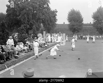 JILIS CON GLI OCCHI SUL "JACK" la scena di Wimbledon Park, Londra, mentre le giocatrici di bocce femminili hanno gareggiato nelle finali dei Campionati inglesi dell'Associazione di Bowling femminile. 26 agosto 1949 Foto Stock