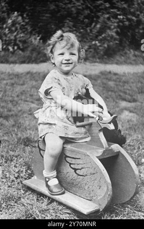 POLIZIA ALLA RICERCA DI UN BAMBINO SCOMPARSO questa foto, emessa da Scotland Yard, è di una bambina di tre anni, dai capelli ricci e dagli occhi blu, per la quale i detective e l'ispettore capo John Jamieson stanno cercando Hampstead, Londra, oggi. La bambina scomparsa da oltre 24 ore è Marion Ward, di Elsworthy Road, Hampstead, N.W. e' stata vista l'ultima volta giocare in un giardino comune nel retro della sua casa alle 11 di ieri, ed e' stata denunciata dalla madre alle 14:15 . Era vestita con un abito di cotone a quadri verde, un cardigan multicolore a righe, calzini bianchi e sandali marroni. 13 agosto 1949 Foto Stock