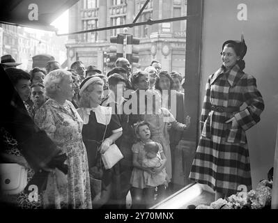 IL MODELLO DELLA FINESTRA SI È MOSSO - ERANO TUTTI FERMI! - Era più di un elegante camice nella vetrina. Questi londinesi, inclusa una bambina incantata, si trovano fuori da un negozio di Peter Robinson a Oxford Street questa sera. - L'interesse era per il modello, che non era un manichino, ma un vero manichino - - i vetri guardavano una prova della sfilata di moda delle finestre con manichini vivi che si svolgeva ad intervalli di tutto il giorno per quindici giorni a partire da lunedì prossimo. - Il manichino mostrerà gli ultimi capi e tute. - 12 agosto 1949 Foto Stock