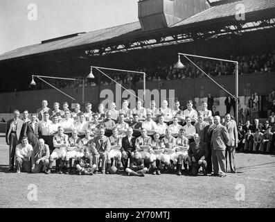 BRISTOL ROVERS PER LA NUOVA STAGIONE questa nuova immagine mostra i giocatori del Bristol Rovers Football Club per la stagione 1949-50 con direttori , funzionari e membri dello staff . SECONDA FILA :- B. Williams (allenatore), R.B.Watkins, M.. Tippett, J. Cuoco, G.. Petherbridge, P.. Caroll, L. Edwards, K. Pierce, B.. Parkes, T.. Curtis, H.. Smith, G.. Bradford, E.. Parsons, R.Jones. FILA CENTRALE - J. Cooper (allenatore), Burt Tann , (allenatore), J.P.Hare (direttore), G. Peacock, T.. James, H.. Winters, F.. McCourt, J. Morgan, J. Weare, W. McArthur, J. Edolls, M.. Lockier, P.. Sampson, J. Stiff, A. Auchterlonie , G. Humphreys (direttore), C.E.Lloyds Foto Stock