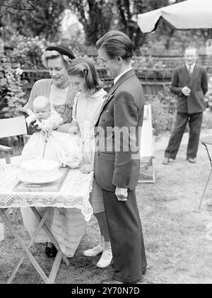 IL FIGLIO DELLA STAR DEL CINEMA BATTEZZATO dopo il battesimo alla All Saints Church di Highgate, Londra, oggi di Thomas William Stevenson Rowbotham, la salute del bambino è stata brindata nella coppa Primavera di Liverpool, che quest'anno è stata vinta da "Spahee", uno dei cavalli da corsa di proprietà congiunta di suo nonno, Mr. Tom Stevenson, e Mr. A.E McKinley Bill Owen sta ora interpretando il ruolo da protagonista nel film "la ragazza che non poteva essere fatta a Walton". e sua moglie, Edith Stevenson, ex di Glasgow, e una nota emittente scozzese, da quando è arrivata a Londra, aveva trasmesso e apparve alla commedia Foto Stock