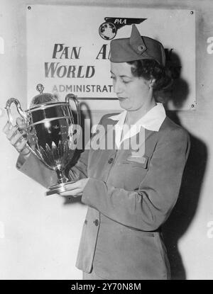 IL VASO D'ORO VA VERSO OVEST ammirando il vaso d'oro The Won at Ascot di Nona Eagle (ora preferito per i St Leger) è la 27enne hostess Pan American Airways Joan Clapham. Joan viene riconquistata dalla compagnia aerea Clipper da Londra a New York e consegnata al signor William Woodward di New York, proprietario della Lone Eagle American. 16 luglio 1949 Foto Stock