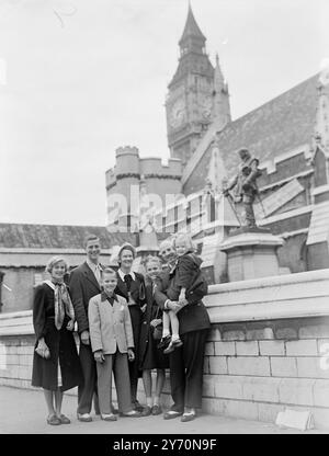 DR. CHANSKY E LA FAMIGLIA ALLA CAMERA DEI COMUNI DI LONDRA Dr. E Mrs.chainsky e famiglia visti a Westminster, Londra, oggi quando visitarono la camera dei comuni. La torre dell'orologio del Big Ben delle case del parlamento è sullo sfondo. Da sinistra a destra-Margo, Edward, Roberts, Mrs.chainsky, Mary e Dr.chainsky (tenendo Vicky Ann ) . 19 luglio 1949 Foto Stock