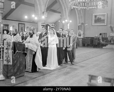 SPOSATI DUE VOLTE IN DUE GIORNI con corone tenute sopra la testa, due membri del balletto del Covent Garden, Alexander Rodzianko e Anna Cheselka, si sono sposati oggi presso la Chiesa ortodossa russa, Buckingham Palace Road, Londra. Era il secondo matrimonio, la prima cerimonia si svolse venerdì presso l'ufficio del registro di Caxton Hall. Sia sposa che sposo di discendenza russa, anche se Anna, all'età di 20 anni, è nata a New York e il suo marito di 27 anni è nato a Berlino. Si sono incontrati l'anno scorso a Monte Carlo. 17 luglio 1949 Foto Stock