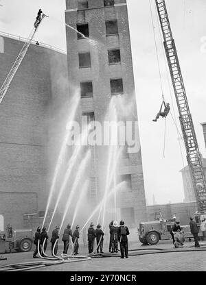 L'AMBASCIATORE ARGENTINO VEDE LONDRA IN MOSTRA LA BRIGATA l'Ambasciatore argentino ( Dr. Ricardo de Labougle) oggi ha visitato la sede dei Vigili del fuoco di Londra, Lambeth, Londra, per presentare un regalo di abbigliamento dalla Repubblica Argentina . In onore della sua visita, il vigile del fuoco ha dato un'esposizione speciale di lavori di soccorso e di lotta antincendio, che domani sarà rivisto dal signor J.W.Bowen, presidente della L.C.C., MOSTRA:- getti di massa al lavoro e scene di salvataggio in una dimostrazione realistica da parte di uomini dei Vigili del fuoco di Londra presso la loro sede di Lambeth, in onore della visita odierna da parte dell'Argen Foto Stock