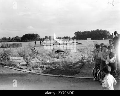'L'AEREO FA ATTERRAGGIO FORZATO SUL CAMPO SPORTIVO Di LONDRA Un aereo bimotore a console da sei piedi ha effettuato un atterraggio forzato sul campo dei club sportivi del servizio civile vicino a Dukes Meadows Chiswick, Londra. Prima di fermarsi, l'aereo si è schiantato attraverso la recinzione che ha spogliato parti della fusoliera e le ha sparse in giro, ma né il pilota né il passeggero sono stati feriti. I N.F.S sono stati chiamati sulla scena, ma non c'e' stato nessun incendio. L'IMMAGINE MOSTRA: L'aeromobile danneggiato e la recinzione attraverso la quale si è schiantato. 15 luglio 1949 Foto Stock