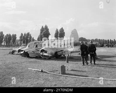 'L'AEREO FA ATTERRAGGIO FORZATO SUL CAMPO SPORTIVO Di LONDRA Un aereo bimotore a console da sei piedi ha effettuato un atterraggio forzato sul campo dei club sportivi del servizio civile vicino a Dukes Meadows Chiswick, Londra. Prima di fermarsi, l'aereo si è schiantato attraverso la recinzione che ha spogliato parti della fusoliera e le ha sparse in giro, ma né il pilota né il passeggero sono stati feriti. I N.F.S sono stati chiamati sulla scena, ma non c'e' stato nessun incendio. L'IMMAGINE MOSTRA: L'aereo danneggiato sul campo sportivo, con vigile del fuoco in attesa con le manichette scendono in caso di incendio. 15 luglio 1949 Foto Stock