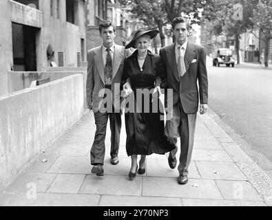 ANGELA COMPLETERÀ LA RIUNIONE FAMILIARE nella foto a piedi a Londra con i suoi due figli gemelli, Bruce (a sinistra) e Edgar, entrambi di 20 anni, è l'attrice Moyna McGill (Mrs. Edgar Lansbury), madre della star di Hollywood Angela Lansbury, nipote di George Lansbury. Angela - ha 22 anni - sta arrivando dall'America per prepararsi al suo matrimonio rinviato con il regista di Beverly Hills Peter Shore pullen. I suoi fratelli sono recentemente arrivati dall'America dove sono andati come evacuati nel 1940. La ragione del ritardo di Angela nell'unirsi alla sua famiglia era che dovevano essere ripresi il suo nuovo film "r" Red Danube. 8 luglio 1949 Foto Stock