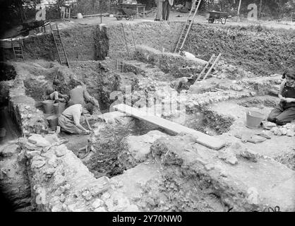 CASE SUL PIANO ROMANO - LA NUOVA VILLA DISCOVERY NEL KENT la vita domestica come è stata vissuta nel Kent più di 1500 anni fa è stata rivelata da studenti e studenti del fine settimana che, sotto la direzione del colonnello G.W.Meates, e archeologi, stanno scavando in una villa romana appena scoperta sulle rive del fiume Darent e lullingstone, vicino a Swanley. La villa fu bruciata nel IV secolo d.C., quando i Romani si ritirarono e le loro case furono saccheggiate. Questa villa è una delle numerose e belle residenze costruite dai Romani ad intervalli di un miglio lungo le rive del fiume. L'IMMAGINE MOSTRA:- il Foto Stock