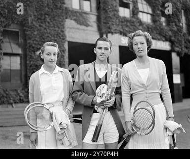 DEVON SEMIFINALISTI AI CAMPIONATI JUNIOUR DI TENNIS tre giovani giocatori Devon impegnati nelle semifinali dei Campionati inglesi junior di tennis su prato a Wimbledon, Londra, oggi. Sono (da sinistra a destra) Angela Mortimer; Wilfred Rowe ; e Rosemary bulleid. Rowe ha vinto fino alla finale maschile, in cui incontrerà John Horne, il detentore. Le ragazze furono entrambe eliminate dai singoli femminili, anche se Miss Bulleid ottenne il primo posto e si aspettava di vincere il titolo. 9 settembre 1949 Foto Stock