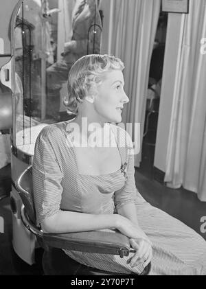 ACCONCIATURA PER Un'OPERA TEATRALE l'attrice cinematografica ANNE CRAWFORD indossa la creazione di capelli "Western wind", disegnata appositamente da stilisti francesi per l'omonima commedia inaugurata al Piccadilly Theatre di Londra, stasera. Lo stile è una nuova versione del "nuovo look" con una frangia rotta, corta sul retro con i lati leggermente spazzolati verso l'alto, che conferisce un effetto spazzato dal vento. 'Western wind' è una nuova commedia di Charlotte Frances, con un cast di soli 3 uomini, tra cui John McCallum e Hubert Gregg. 9 settembre 1949 Foto Stock