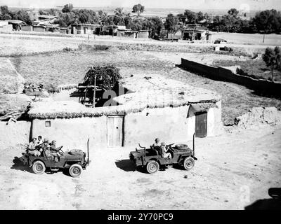 Le ultime ore prima della seconda tregua in Palestina sono state trascorse ore sia da ebrei che da arabi nel consolidamento febbrile delle loro posizioni , nel caso in cui questa seconda tregua si rivelasse inutilmente inutile e la lotta ricomincia ancora una volta in Terra Santa . Qui si vede un Commando ebraico che entra in un piccolo villaggio nella zona di Isdud , per consolidare le proprie posizioni poco prima che la seconda tregua iniziasse in Terra Santa . Foto Stock