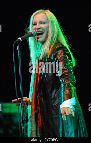 Milano Italia 02/10/2006: Patty Pravo, cantante italiana, durante il concerto dal vivo al Teatro Smeraldo Foto Stock