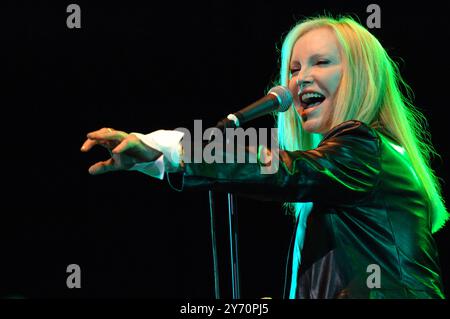 Milano Italia 02/10/2006: Patty Pravo, cantante italiana, durante il concerto dal vivo al Teatro Smeraldo Foto Stock