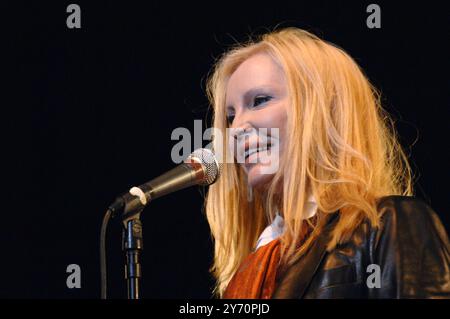 Milano Italia 02/10/2006: Patty Pravo, cantante italiana, durante il concerto dal vivo al Teatro Smeraldo Foto Stock