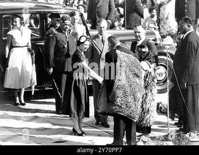 LA REGINA NELLA NUOVA REGINA ZEALANDTHE e IL DUCA DI EDIMBURGO accolti dal RE Maori KOROKI e dal primo ministro della nuova Zelanda Mr. S.G. HOLLAND. La regina Elisabetta divenne la prima persona bianca per la quale i Maori invocarono la protezione e la buona volontà dei loro dei durante la visita a Ngaruawahia. Gennaio 1954 Foto Stock