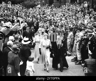 LA REGINA NELLA NUOVA REGINA ZEALANDTHE e IL DUCA DI EDIMBURGO con il sindaco di Christchurch, Mr. R.M. MacFarlane mentre camminano attraverso la strada principale della città verso le ondate di folle che sono venute per dare il benvenuto alla festa reale. 25 gennaio 1954 Foto Stock