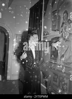 Salvador Dalì con sua moglie Gala discute la sua opera d'arte "la grande Madone de Port Lligat" presso la Lefevre Gallery di Mayfair, Londra, 2 dicembre 1951 Foto Stock