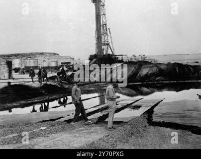 Alexandria, U A R - il petrolio è stato trovato nel deserto occidentale. La Phillips Oil Company ha fatto uno sciopero da un pozzo situato a circa 20 km a sud di El Alamein. L'olio è stato trovato a una profondità di 8.300 piedi e scorre alla velocità di circa 60 barili all'ora. 8 dicembre 1966 Foto Stock